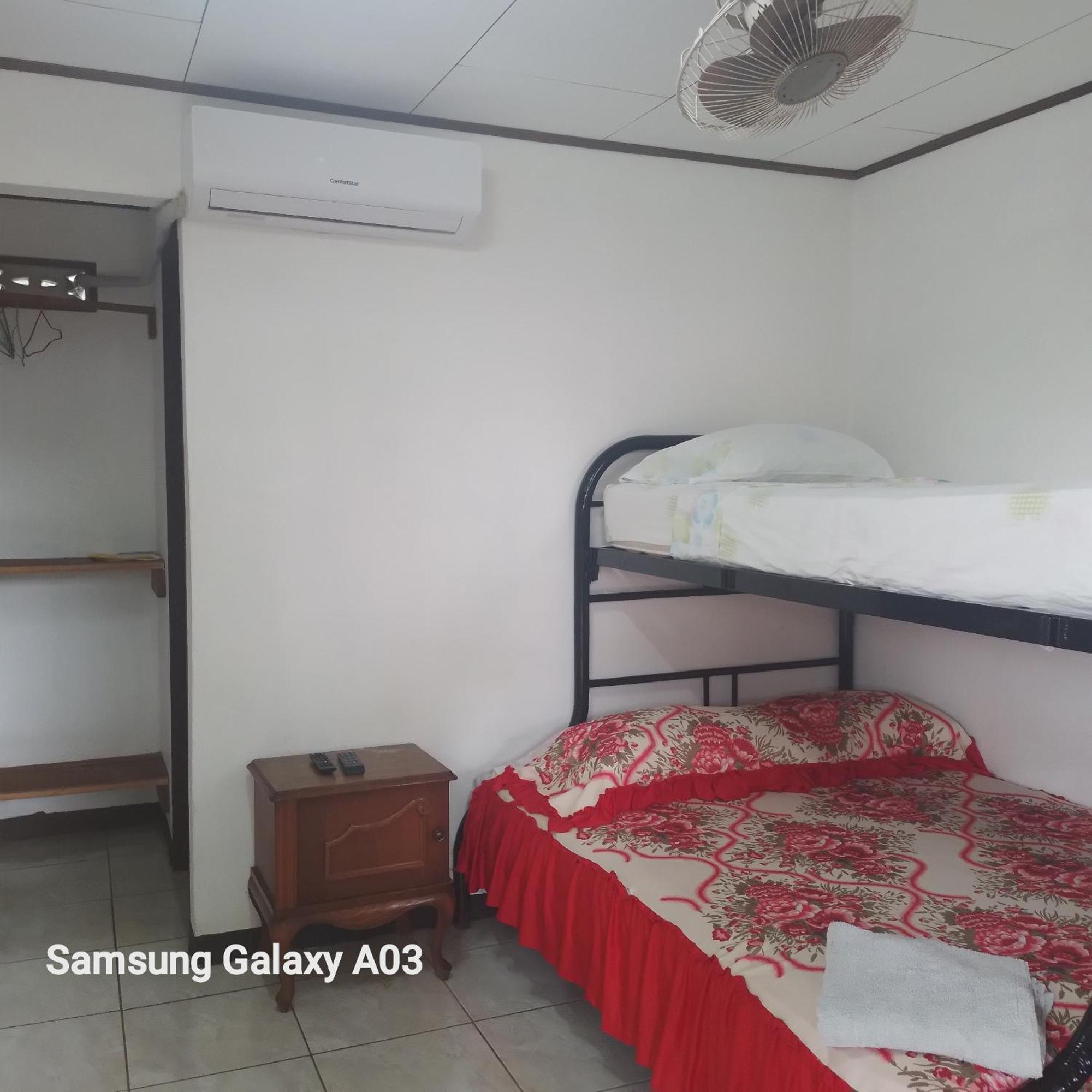 Cabinas Smith 2 Cahuita Eksteriør bilde